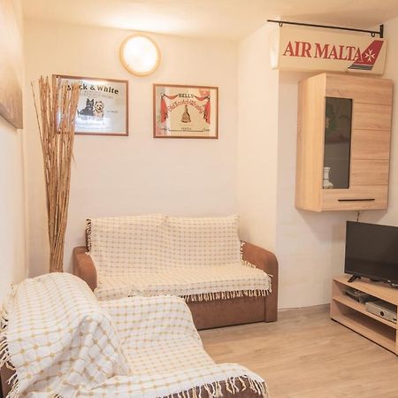 Central Villa Flatlet With Pool - Free Parking And Wifi Lija Buitenkant foto