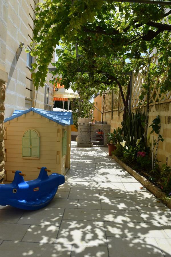Central Villa Flatlet With Pool - Free Parking And Wifi Lija Buitenkant foto